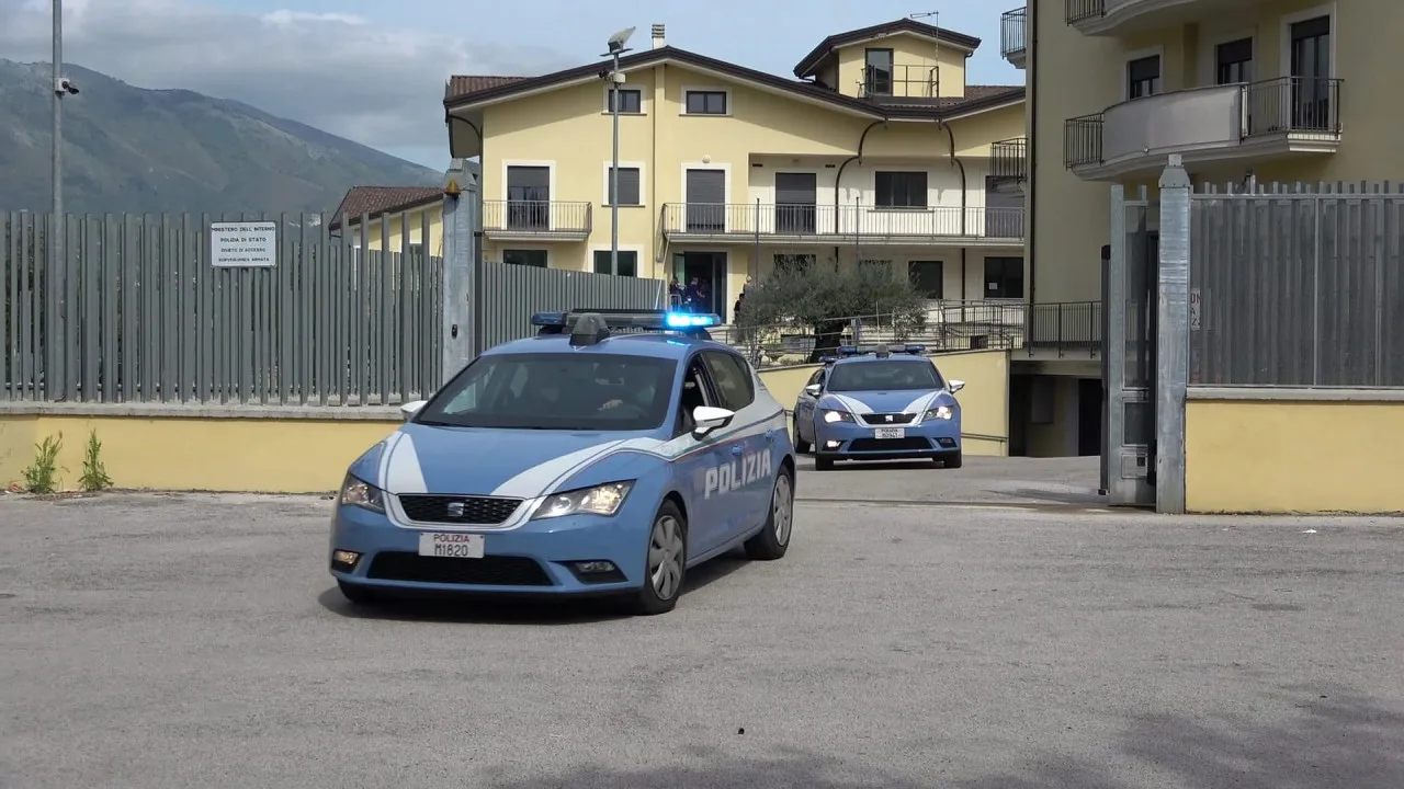 Maltrattava la moglie da anni: arresti domiciliari con braccialetto elettronico per un 74enne