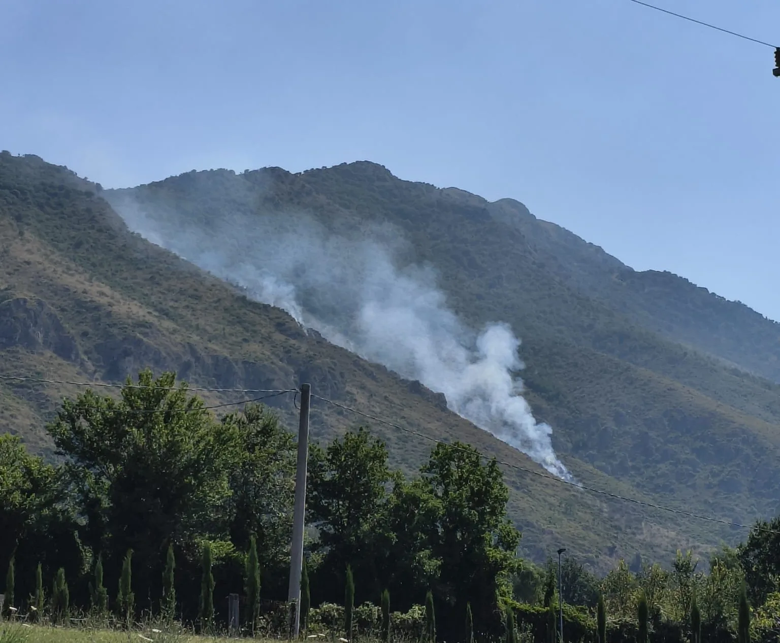 San Vittore del Lazio (FR) – Fiamme su Monte Sammucro. Canadair ed elicottero in azione