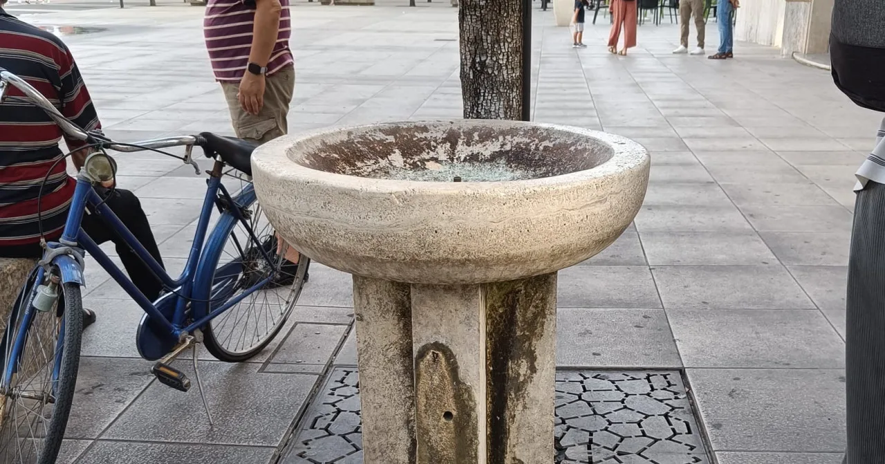 Cassino, la fontanella di Piazza Diamare è a secco: rabbia tra i cittadini e appelli a Salera