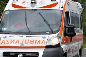 Si ferisce alla mano durante il servizio e finisce in ospedale