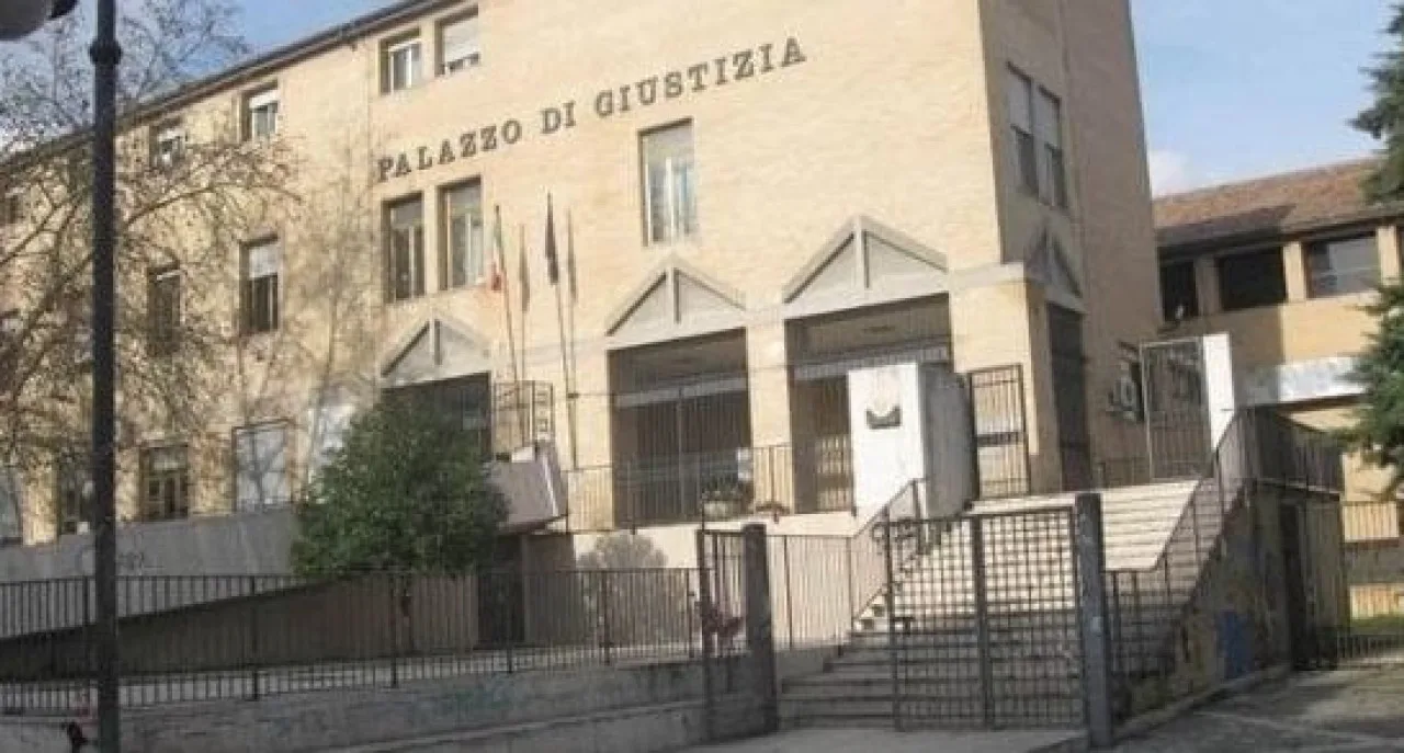 Cassinate, presunti maltrattamenti su uno studente: indagate due insegnanti