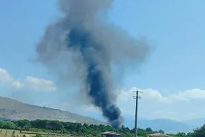 Incendio in via Bagni Roana, in fiamme un capannone vicino a una casa di riposo