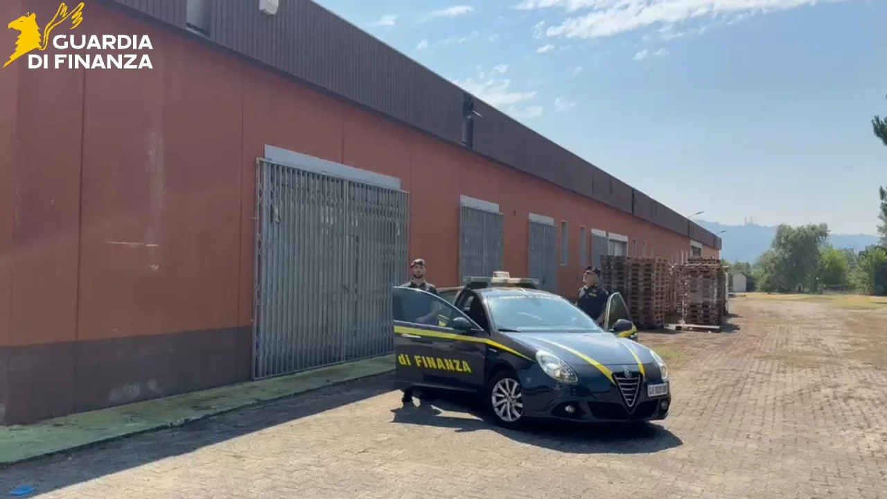 Dal controllo sull'A1 a Cassino alla maxi fabbrica clandestina di sigarette: sequestro da 5 milioni di euro