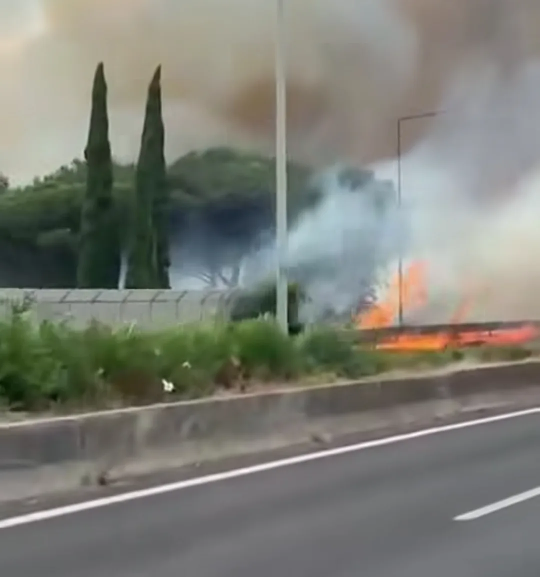Roma – Maxi incendio sul raccordo anulare, caos e blocchi