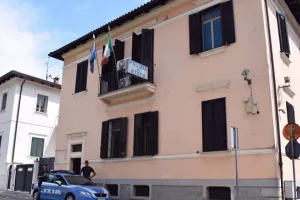 La polizia salva un uomo che minacciava il suicidio