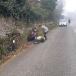 Ciclista cade sulla strada per Caira, soccorso dalla polizia locale e dai sanitari del 118