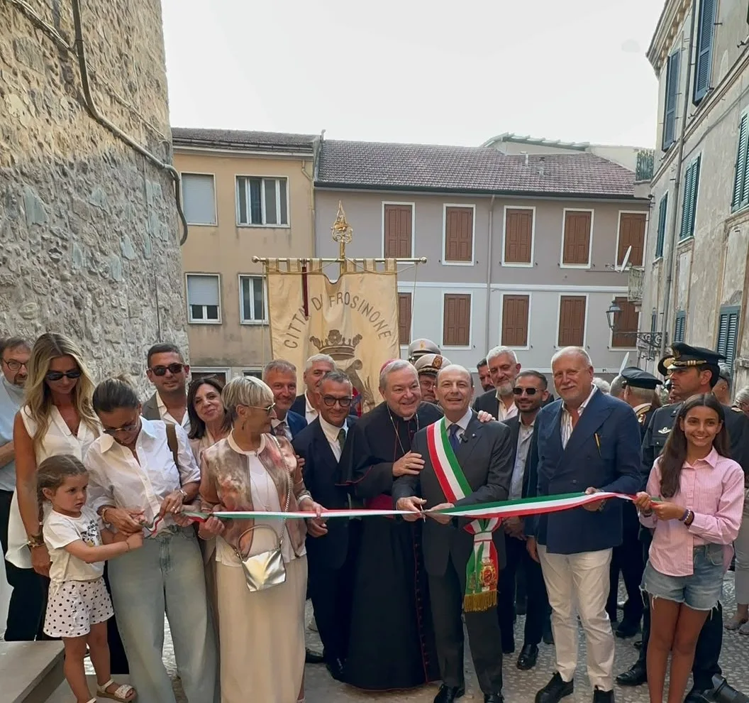 Frosinone – Il Campanile è tornato a splendere. La cerimonia, le emozioni, l’orgoglio cittadino