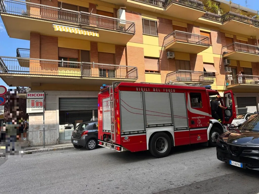 Schianto in centro, coinvolte due vetture. Vigili del fuoco sul posto