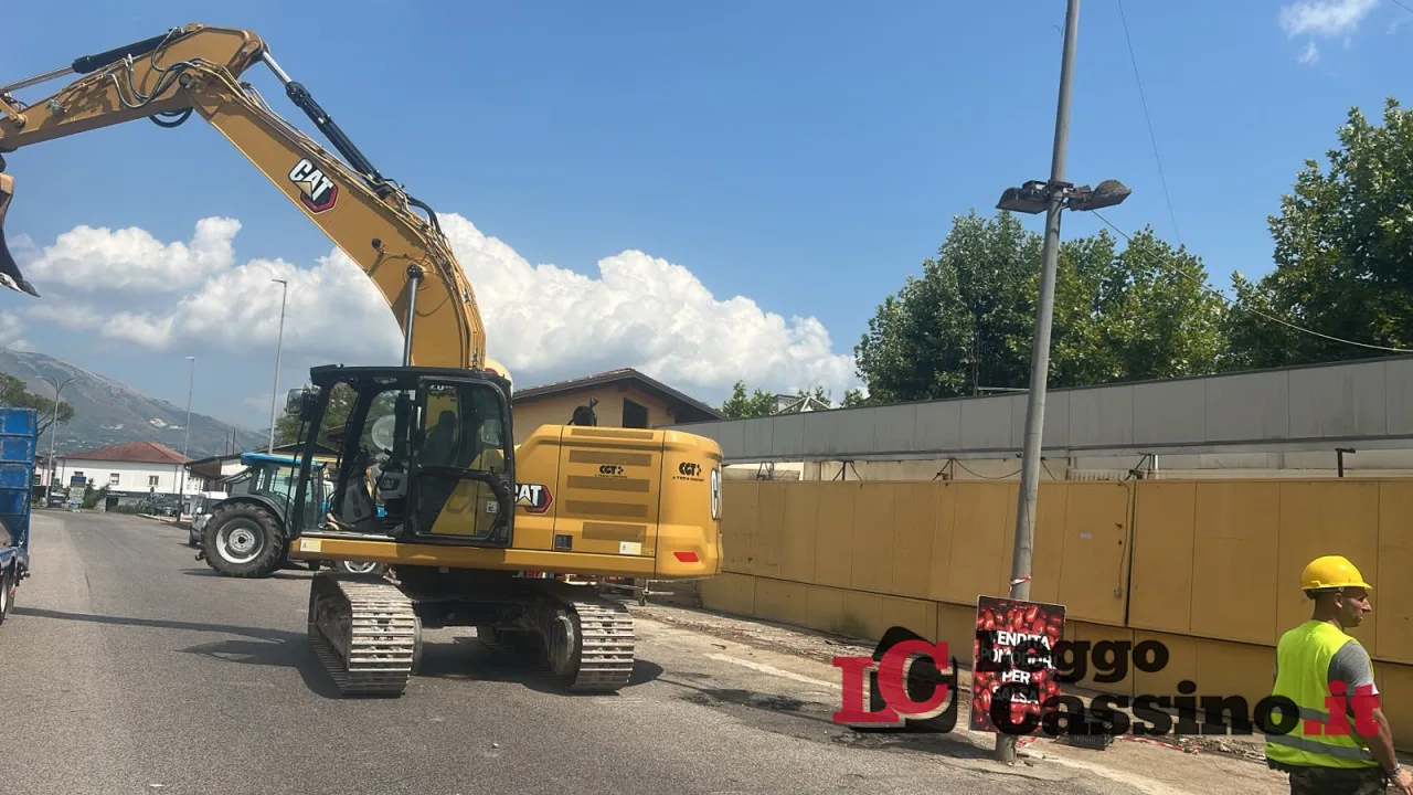 Cassino dice addio alle "baracche": dopo dieci anni parte la demolizione in zona Colosseo