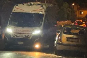 Crea il panico in strada e danneggia auto, protagonista uno straniero
