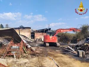 Ferentino (FR) – Capannone divorato dalle fiamme, i vigili del fuoco evitano il peggio