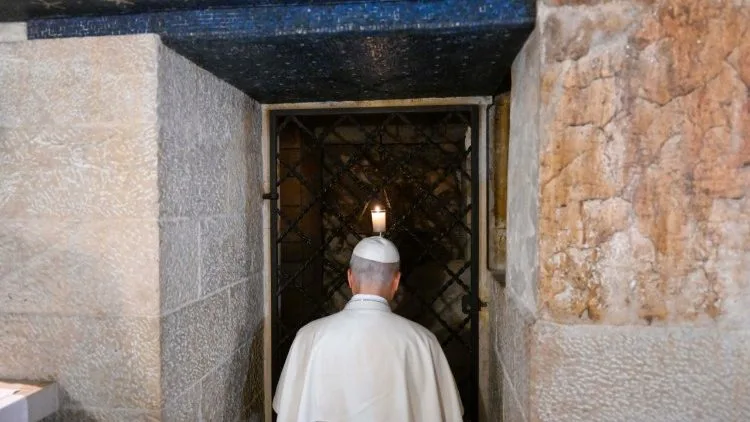 Il Papa sulla tomba di San Benedetto a Montecassino in preghiera