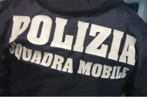 Insulta gli agenti e tenta la fuga: arrestato un tunisino