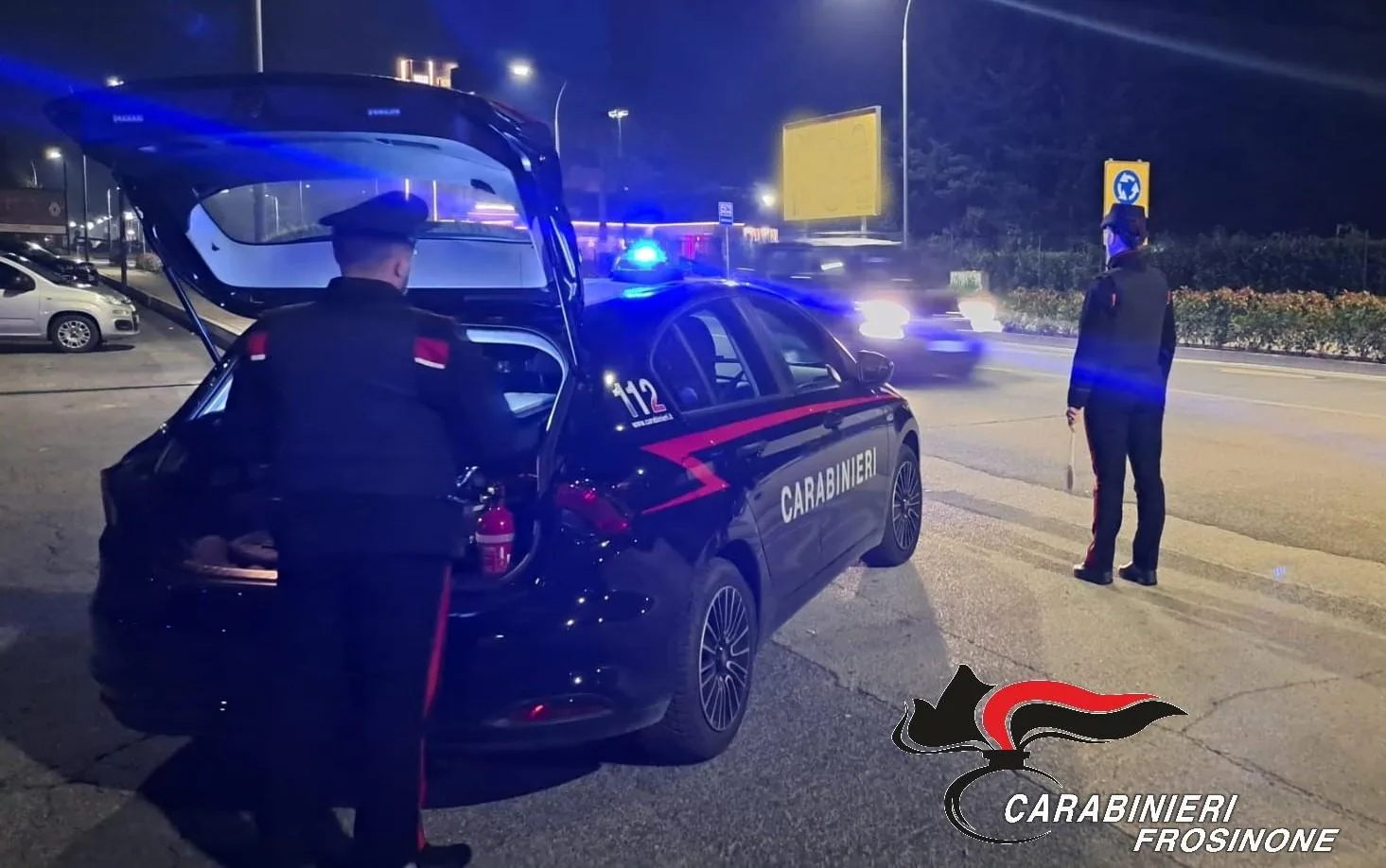 Alla guida con la patente scaduta e in possesso di hashish, rifiuta i controlli. Denunciato