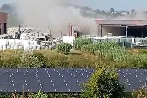 Fiamme e una colonna di fumo nel piazzale della Sabellico Srl