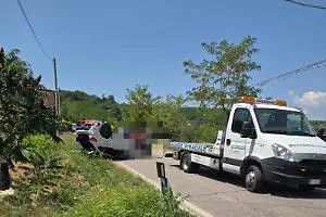 Si ribalta con l'auto, paura per un giovane