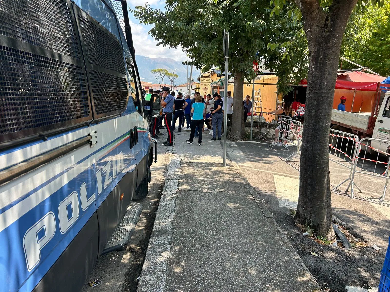 Cassino (FR) – Spiegamento di forze dell’ordine per l’abbattimento dei banchi dell’ortofrutta al Colosseo
