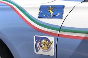 Sull'A1 a bordo di un'auto rubata: arrestati due ricercati
