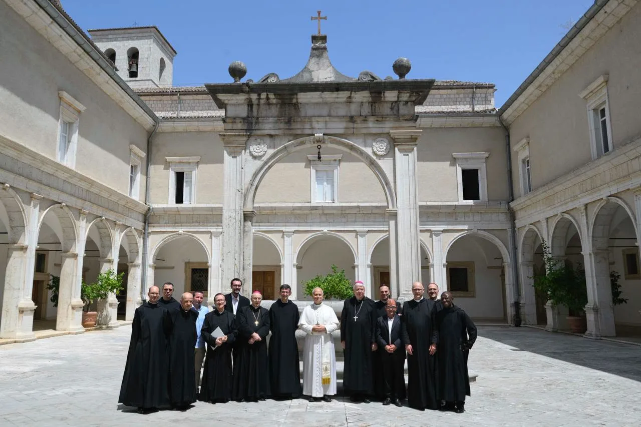 Montecassino – Visita lampo di Papa Leone XIV in Abbazia. La preghiera sulla tomba di San Benedetto