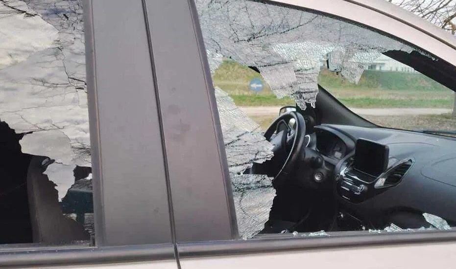 Rubavano nelle auto parcheggiate davanti al cimitero, coppia nei guai