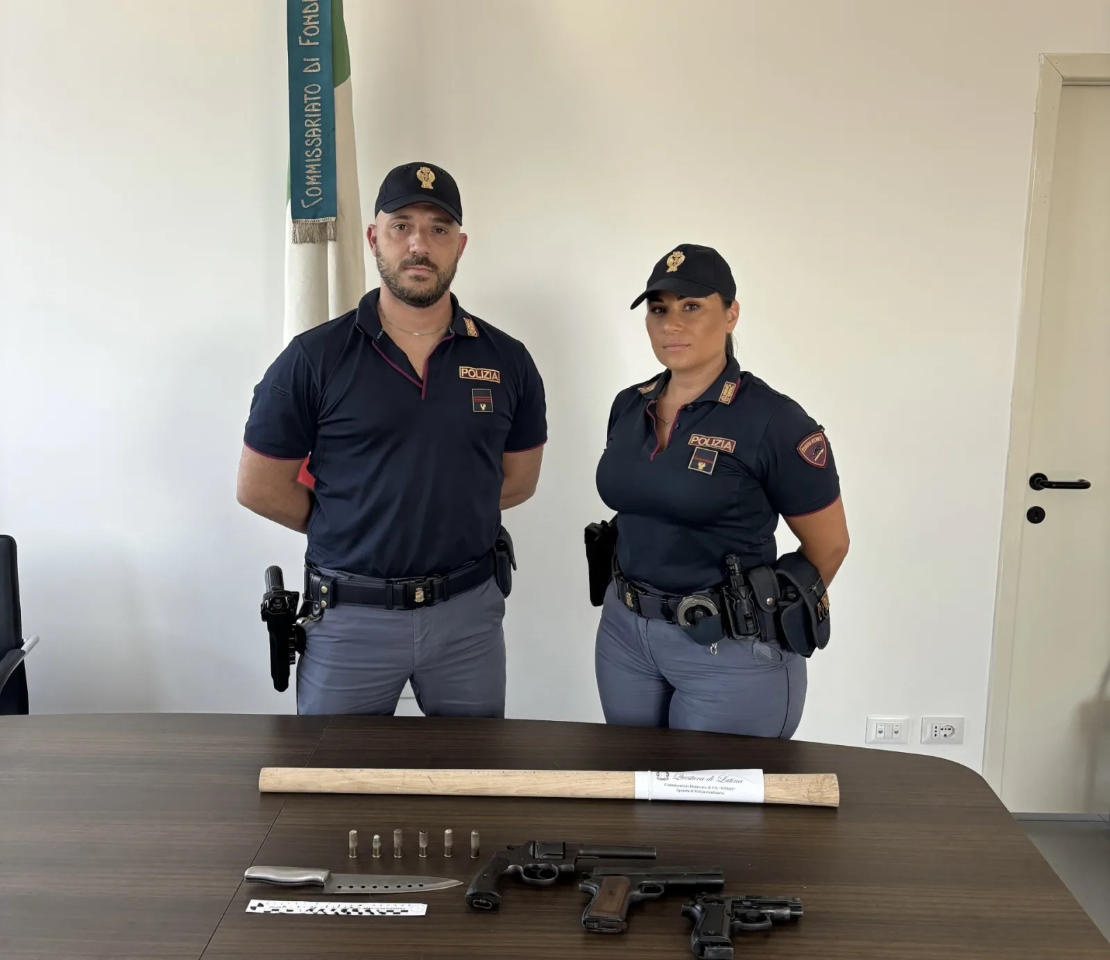 Fondi, minaccia una persona con la pistola: arrestato dalla Polizia. In casa un revolver illegale e armi prive di tappo rosso