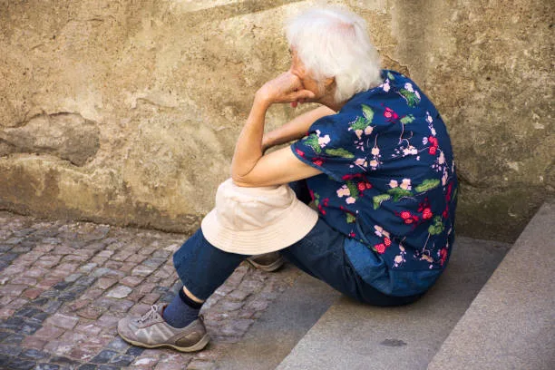 Anziana va a fare la spesa, accusa un malore in strada. “Salvata” da due adolescenti