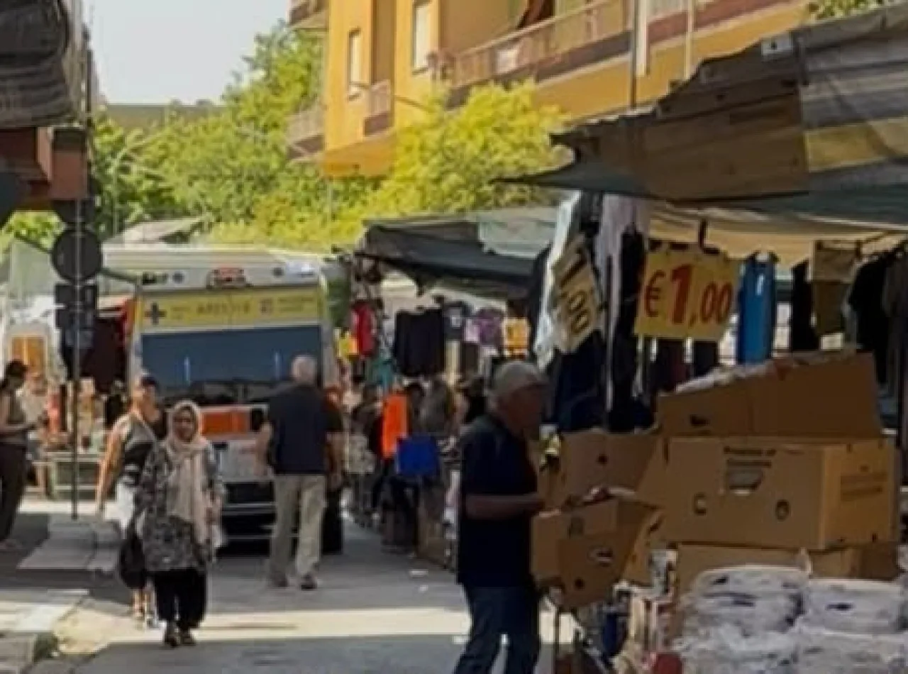 Ambulanza in difficoltà al mercato: banchi spostati per far passare il 118 durante un soccorso