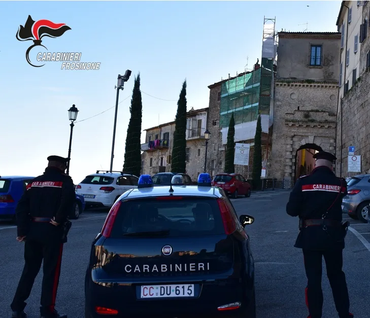Ferentino, dà fuoco a una legnaia per ritorsione ma perde il cellulare: arrestato un 40enne