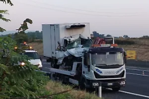Incidente in autostrada tra un camion e un furgone