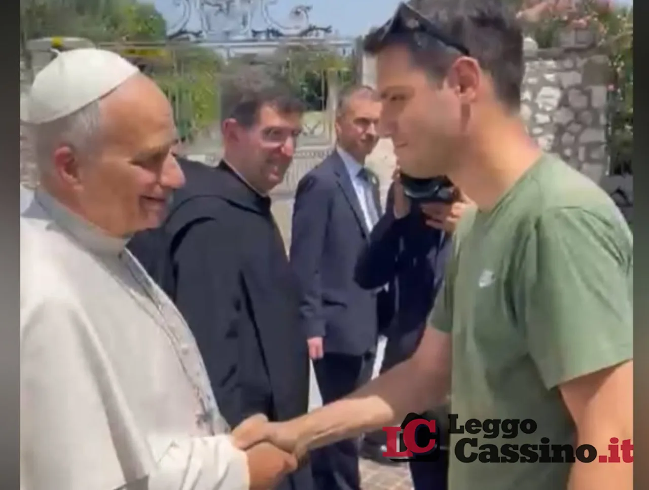 Cassino, il gesto che ha commosso il Papa: Alessio Accardi dona il "Red Poppy" a Leone XIV in Abbazia