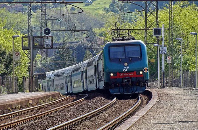 Ciampino (RM) – Incendio danneggia i cavi, ritardi dall’alba sulla Roma-Cassino