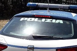Incendia le sterpaglie vicino a una scuola e fugge: denunciata una donna