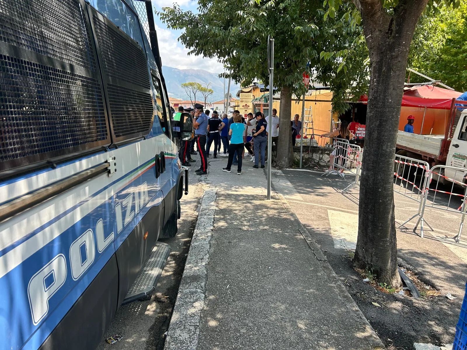 Operazione abusivismo a Cassino: ruspe in azione nella zona del Colosseo per la demolizione dei manufatti