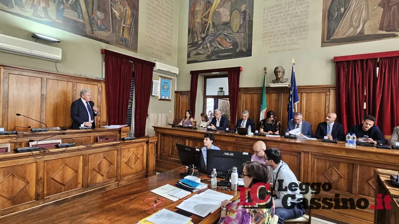 Consiglio comunale nel caos, l'opposizione incalza: "La maggioranza è fuggita dall'Aula"