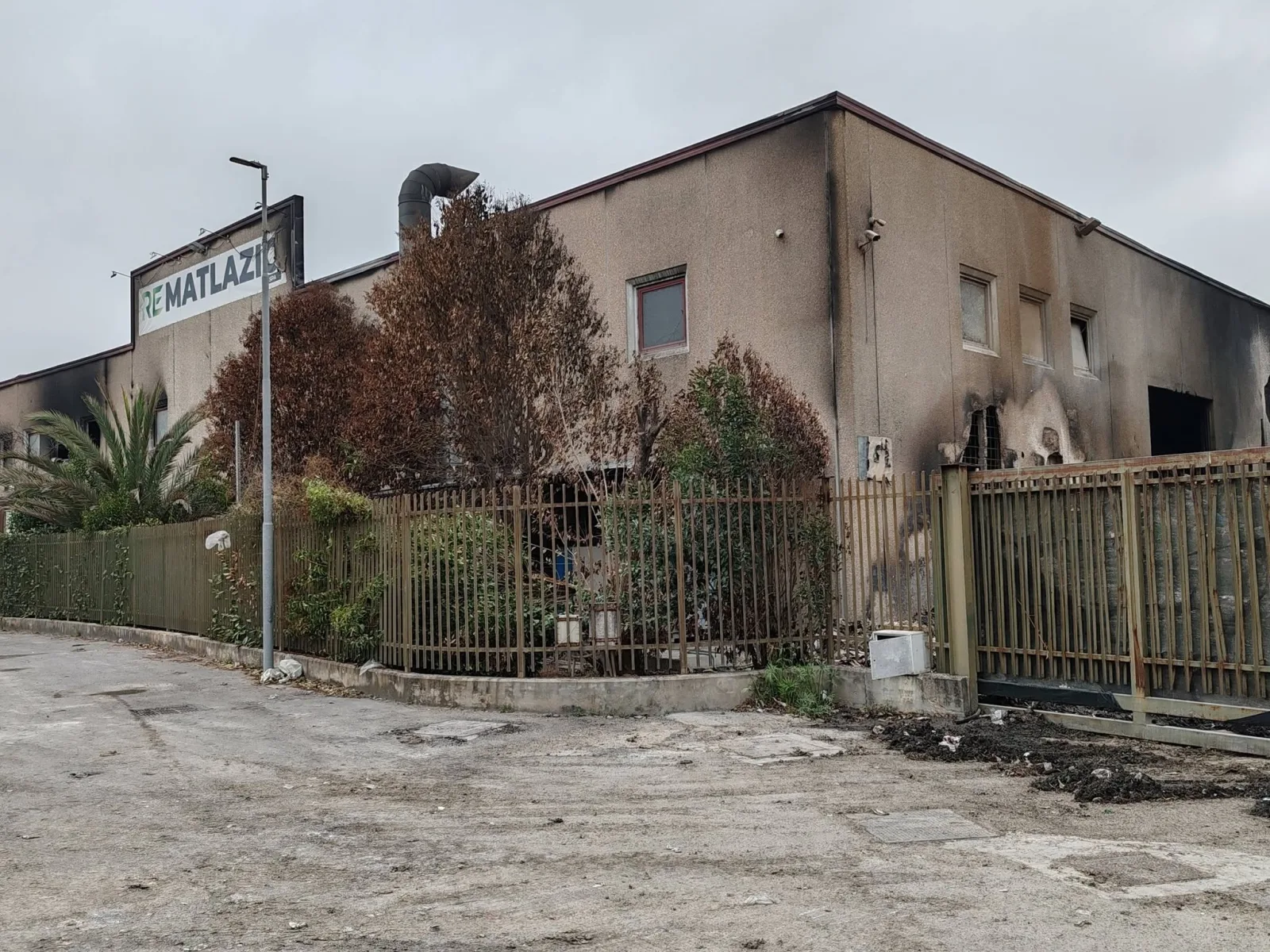 Incendio Remat, Cardillo in campo: “Ora la priorità è la salute dei cittadini”